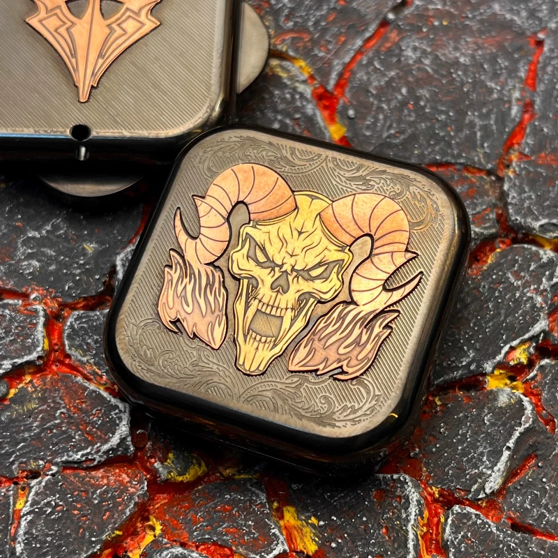 

Сатана Король Ритм Механический Металл EDC Прямой Нажимной Вращающийся Ритм Наконечник Пальца Push Card E Инкрустированный Патч Декомпрессионная Настольная Игрушка