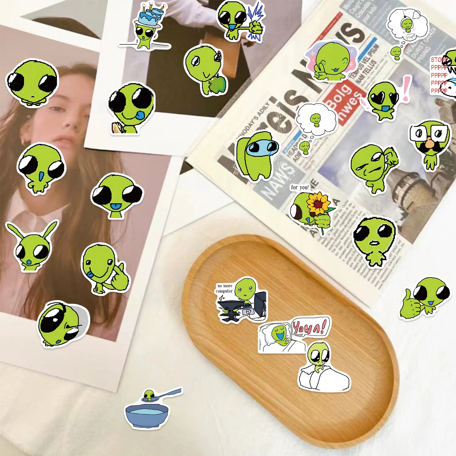 10/52 pièces vert Alien autocollants bricolage pour Scrapbook téléphone guitare ordinateur portable valise bouteille d'eau étanche décalcomanies autocollant enfants jouets