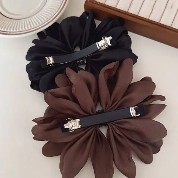 Elegante feesthaarclip in Franse stijl met gebrand bloemdetail, veelzijdig en stijlvol haaraccessoire in effen kleur voor dames