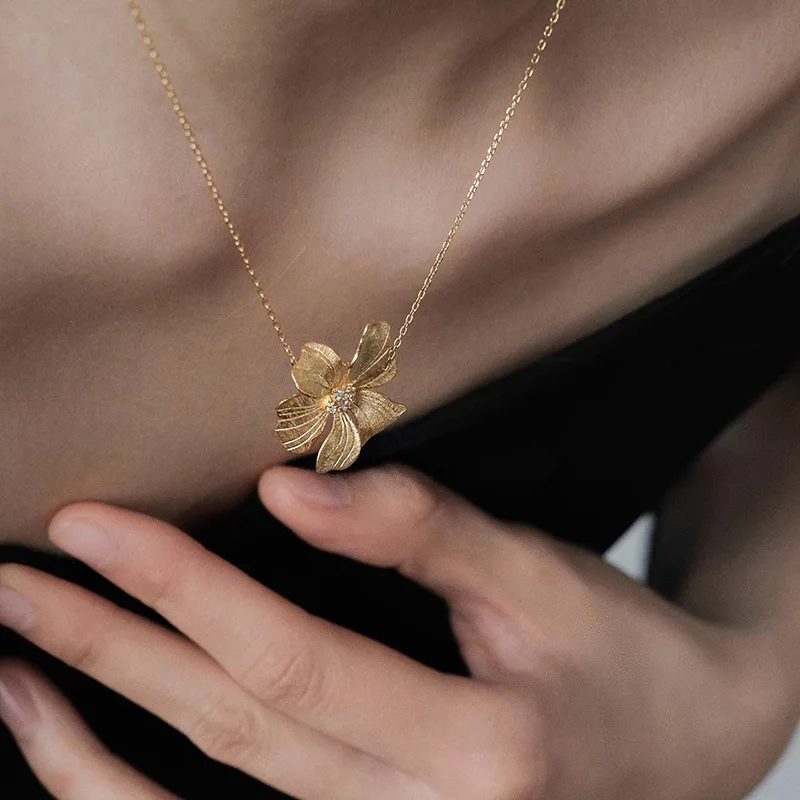 1Pc  Exquisite Petal Plant Peach Blossom Hibiscus Flower Fashion Copper Golden Colour Necklace Woman Party Gift Daily