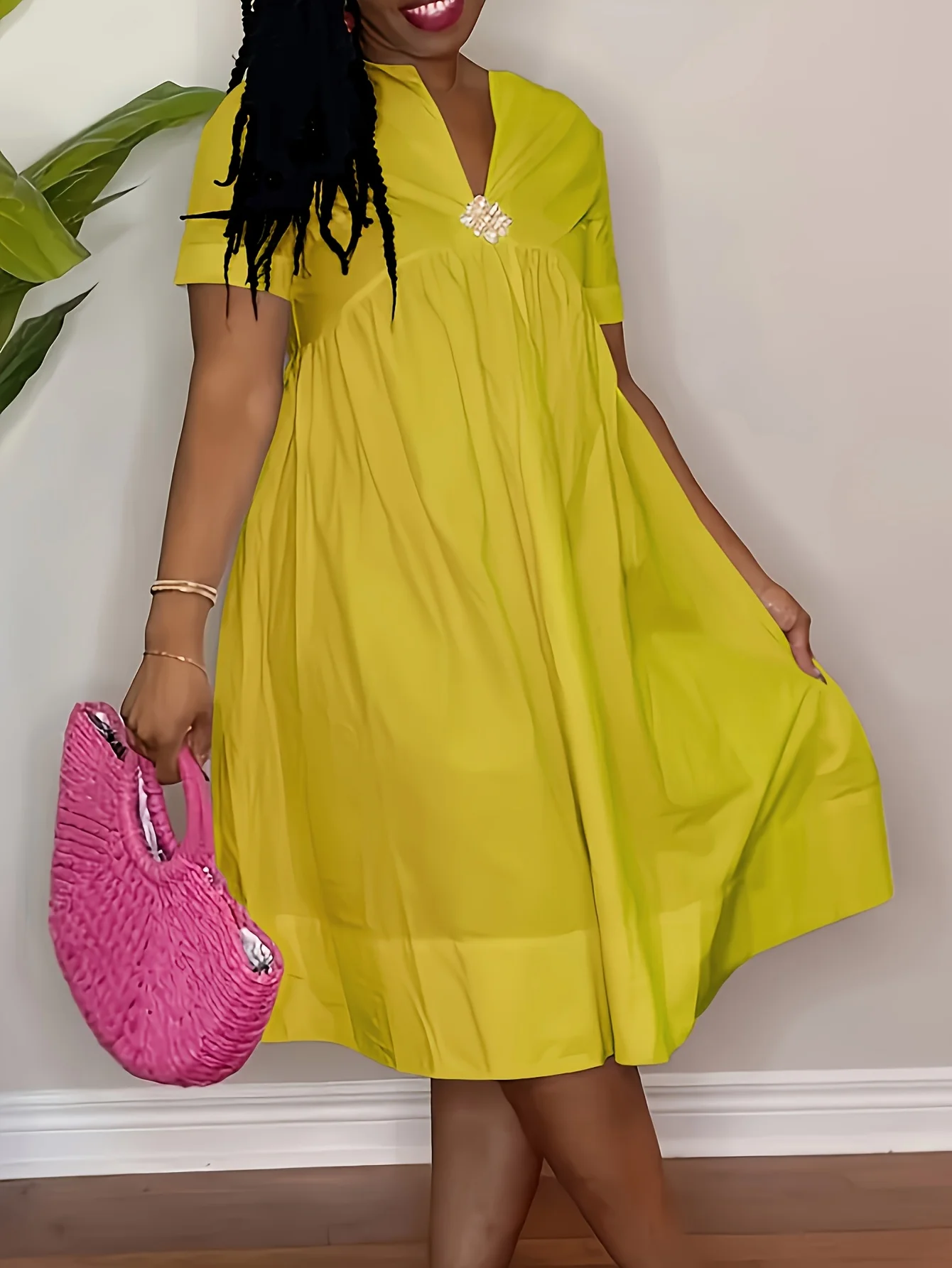 

Повседневное платье с короткими рукавами и V-образным вырезом, затягивающейся талией и свободным силуэтом А-силуэта, идеально подходящее для отпуска.