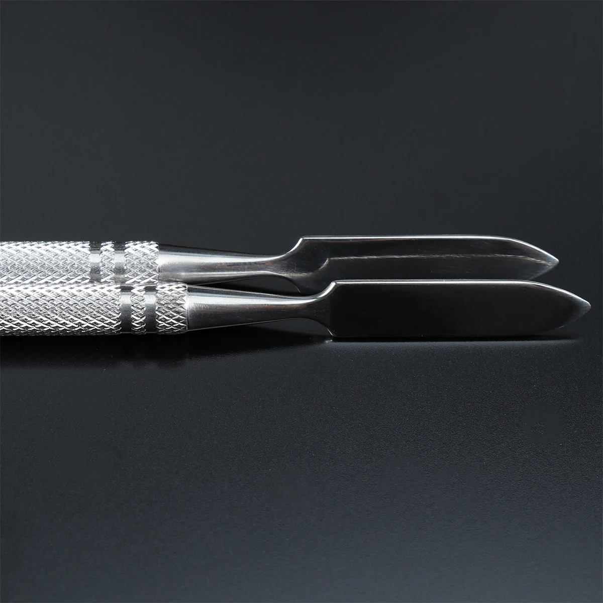 

2PCS Embossing Stick Stainless Makeup Mixing Tool for Foundation Lipstick Concealers Professional Household Use