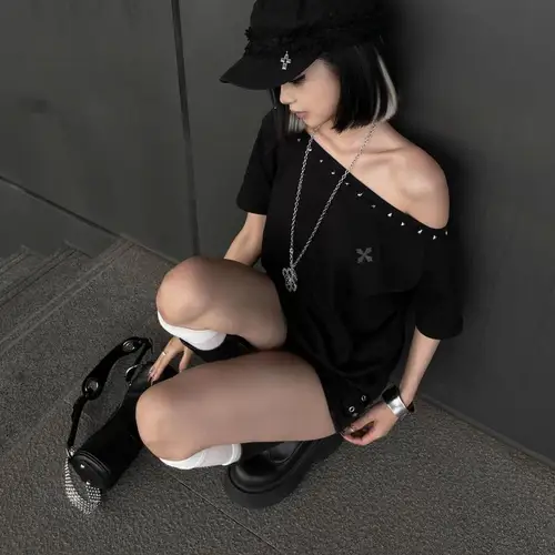 Imagen 2 del producto Erwofeina, camisetas gráficas con remaches negros y hombros descubiertos, ropa de manga corta de estilo japonés de los años 2000, camisetas góticas holgadas Y2k, ropa femenina