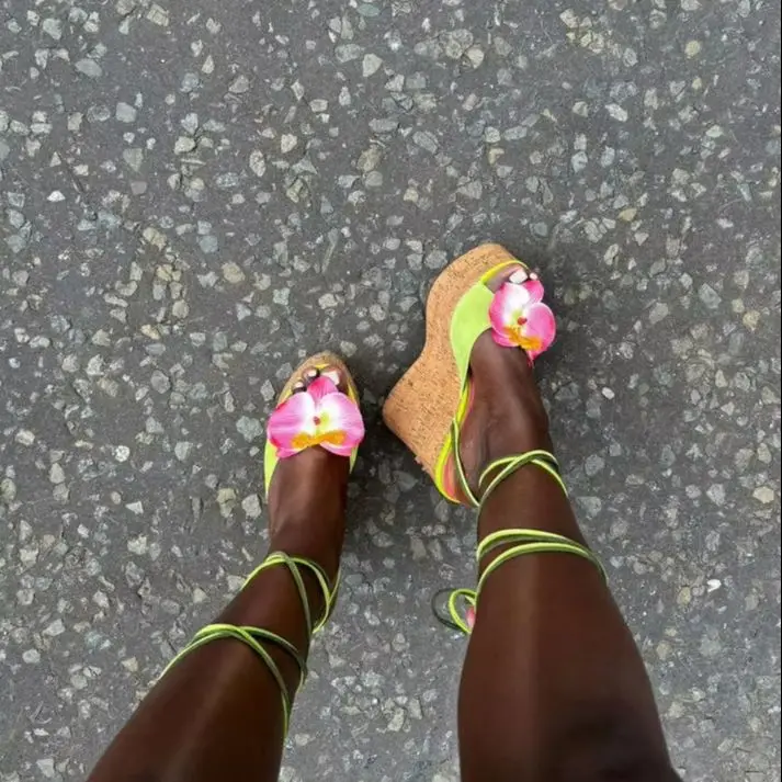 صيف جديد إسفين كعب الجلد المدبوغ ورود للزينة الخشب الحبوب منصة الكاحل الأشرطة الدانتيل يصل جولة المفتوحة تو الصنادل موضة رائجة البيع