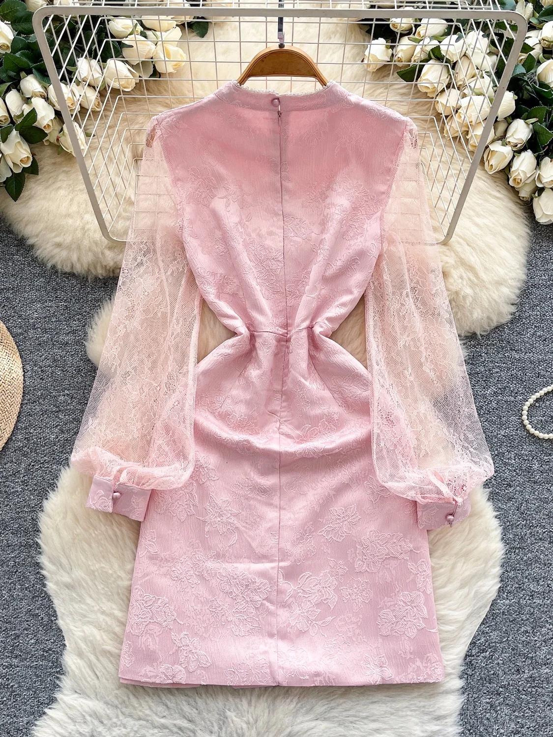 فستان أنيق من الدانتيل المفرغ بأكمام طويلة مع تصميم مشدود عند الخصر وفتحة جانبية على قماش الساتان، فستان على الطراز الكوري بخ...