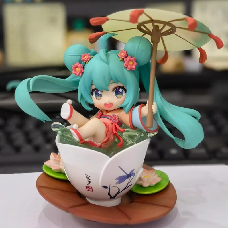 Bandai Hatsune Miku Lotus Pond Play Q Version Kawaii Mini Action Figure Model Doll Toys Prezent urodzinowy dla dziecka Ozdoba kolekcjonerska