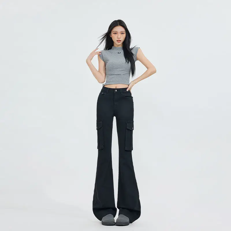 

Повседневные женские черные расклешенные джинсы, стильные и стройнящие, модель 2025 года, американского стиля, облегающие брюки-клеш для невысоких женщин.