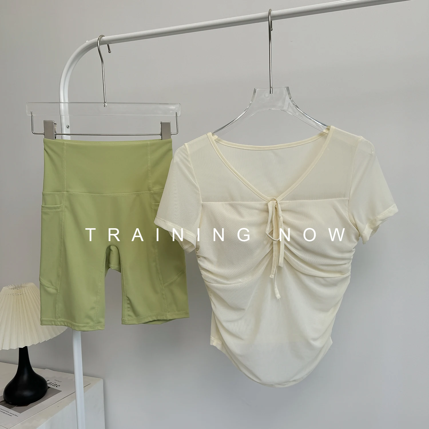 Setelan olahraga wanita berkualitas tinggi untuk musim panas, berbahan mesh bernapas, cocok untuk lari dan latihan, dengan bantalan dada, lengan pendek, profesional untuk yoga