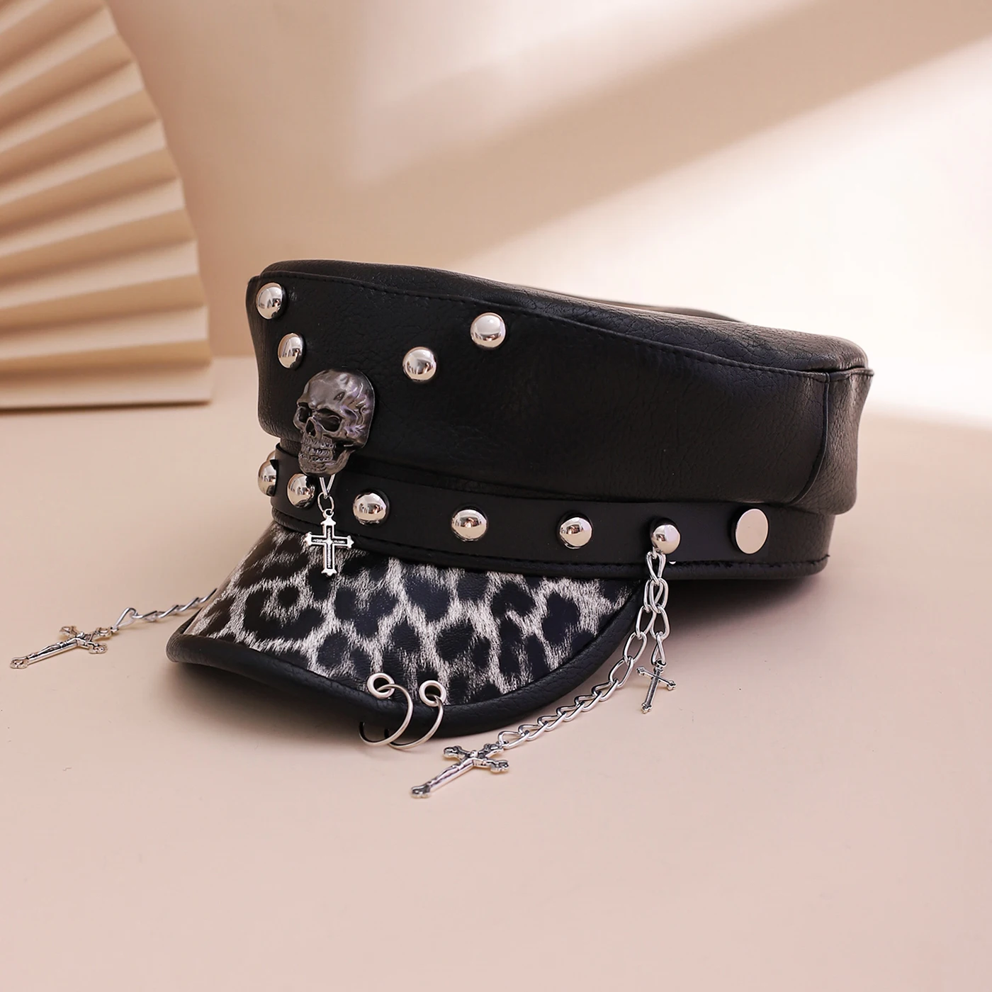 bone-de-jornaleiro-de-pu-com-corrente-de-aranha-com-rebite-de-caveira-estilo-punk-escuro-bone-superior-plano-retro-com-textura-de-couro-com-anel-de-ferro