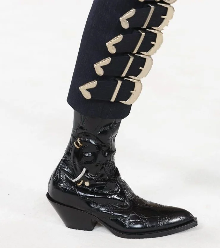 

Женские ботинки до середины икры из натуральной кожи с блестящими стразами и острым носком, обувь специального дизайна на массивном высоком каблуке с молнией сзади