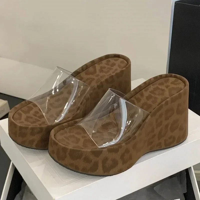 Aneikeh الصيف البلاستيكية شفافة المفتوحة تو عالية الكعب تصميم جديد ليوبارد طباعة منصة أسافين المرأة النعال فستان الحفلات الأحذية