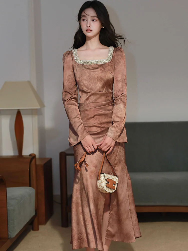 เดรสผู้หญิงลายวินเทจประดับเพชร คอเหลี่ยม หรูหรา สำหรับฤดูใบไม้ร่วงและฤดูหนาว แขนยาว ทรงเข้ารูป สไตล์เกาหลี ปี 2025 แต่งระบายเก๋ไก๋