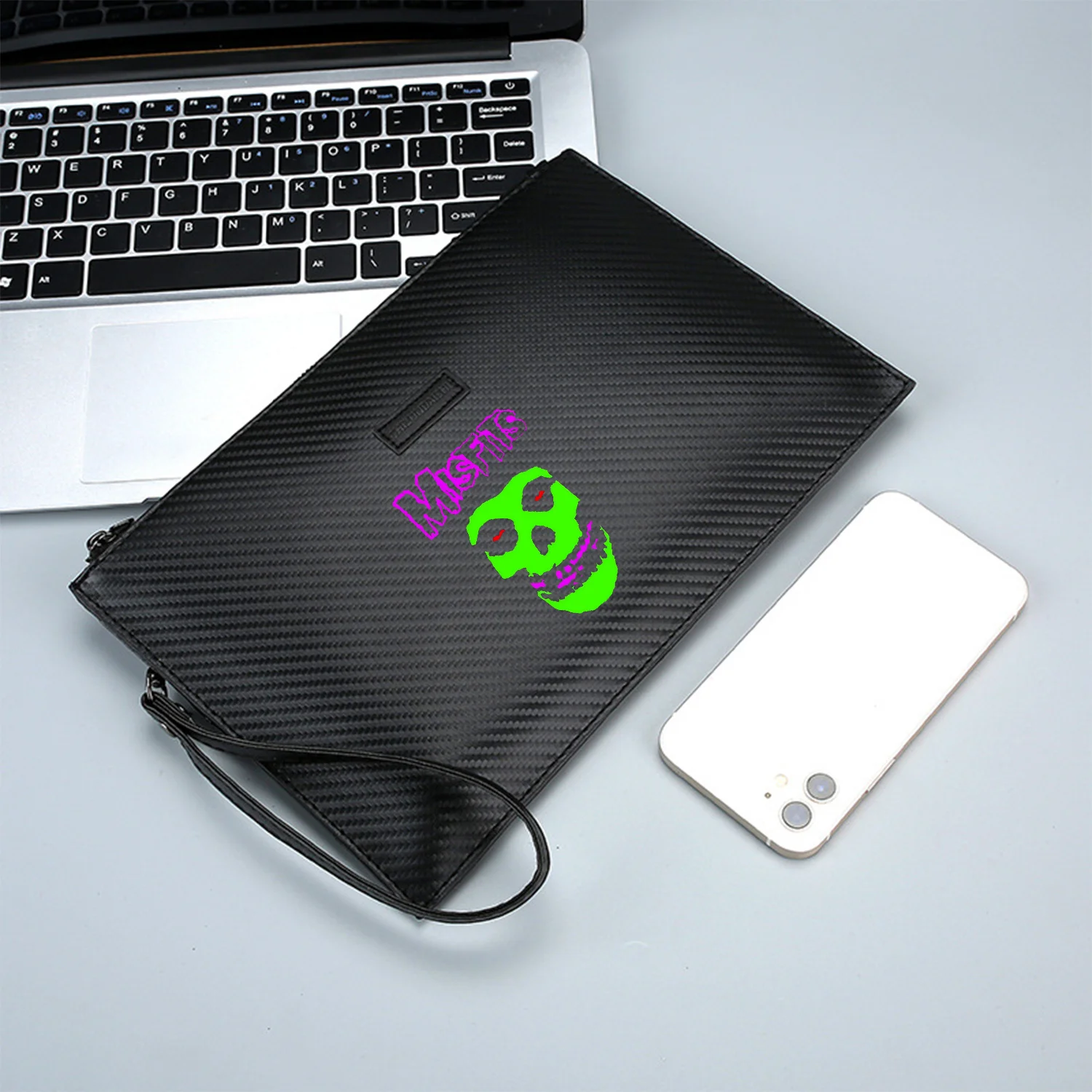 جمجمة خضراء، حرف وردي، خلفية سوداء. حقيبة يد رجالية أنيقة مطبوعة من البولي يوريثان عصرية وعملية للحمل اليومي #3