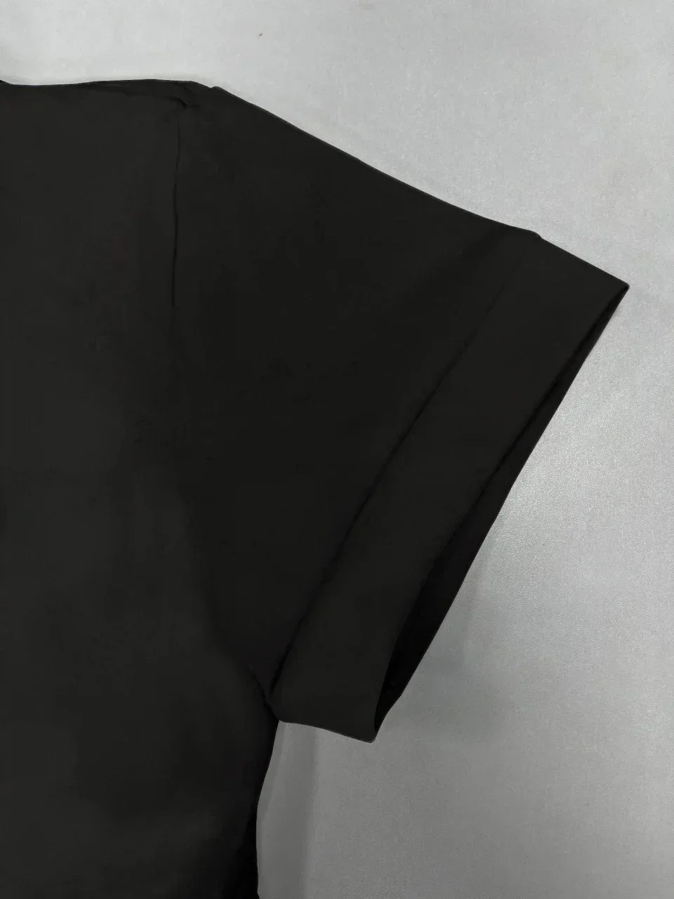 Y2K Schwarzes Slim-Fit Poloshirt für Damen Arbeitskleidung mit Rotem Aufdruck – Detail 9
