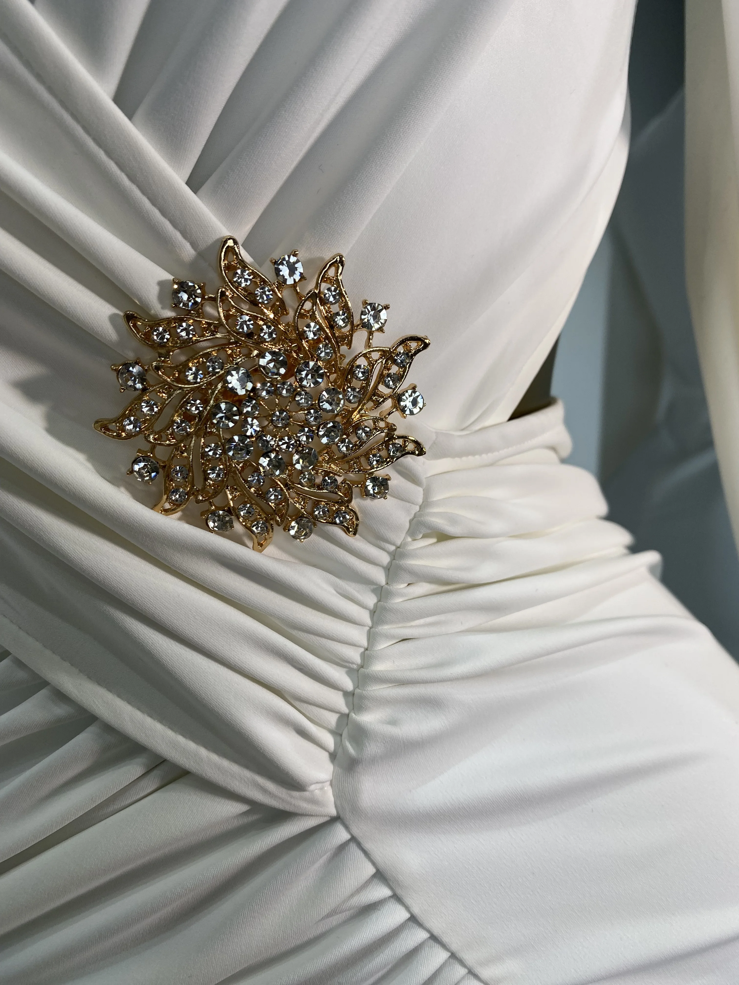 หรูหราชุดราตรีผู้หญิงแขนยาวสีขาว V คอตัดเพชรหัวเข็มขัด Maxi ยาวนุ่มสบายชุดราตรีชุดชื่อเสียง