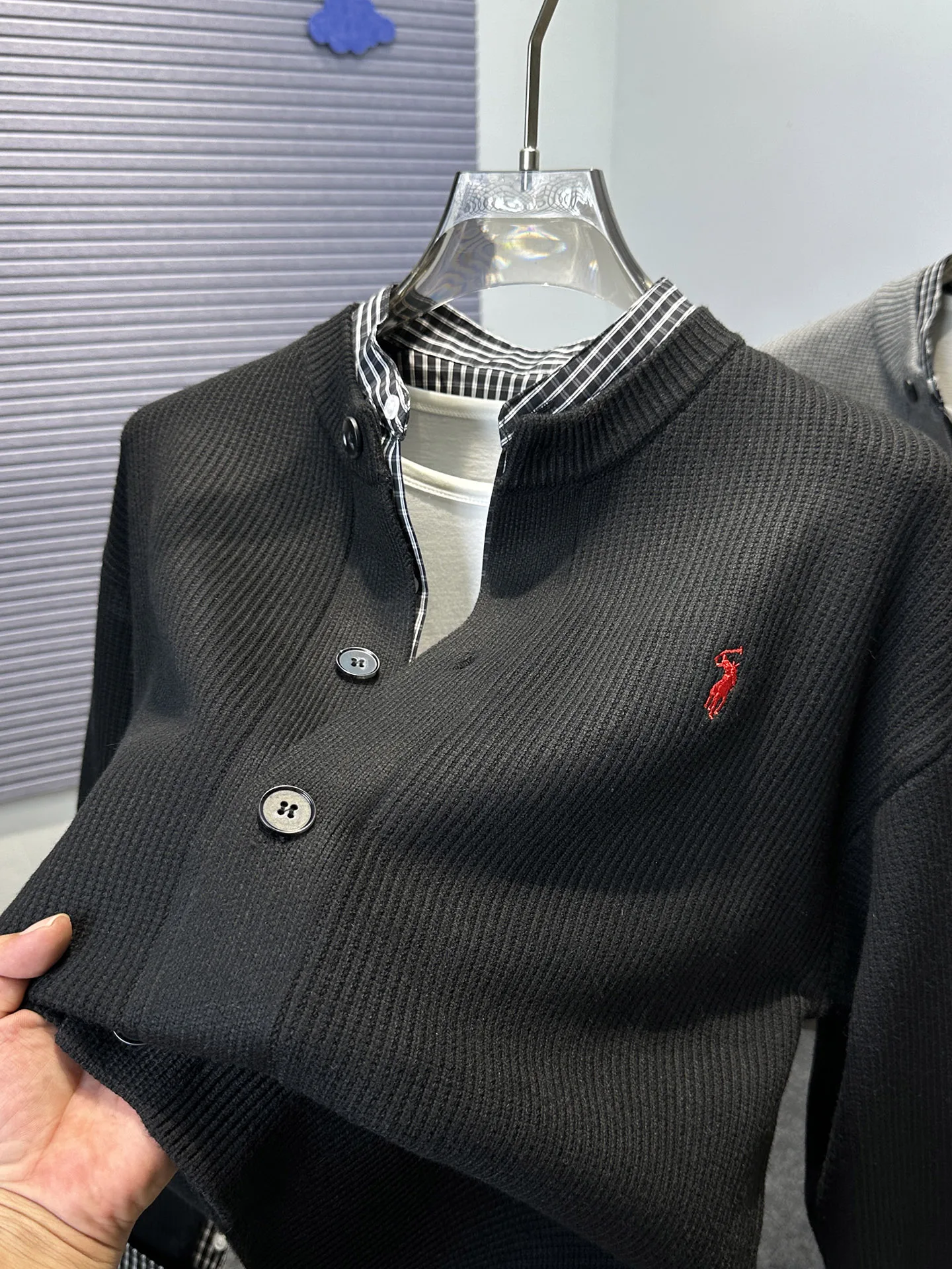 

Мужской повседневный вязаный кардиган с пэчворком, однотонный, свободного кроя, осенне-зимний, модный, из утолщенной смесовой ткани (полиэстер), верхняя одежда.