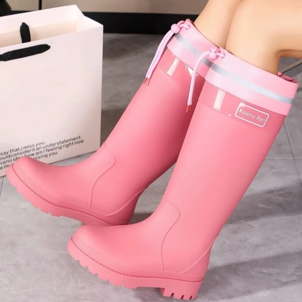 Modische Wasserdichte Wasserschuhe PVC Rutschfeste Damen-Regenstiefel mit Mittelhohem Absatz und Kordelzug Regenwald-Regenschuhe – Detail 7