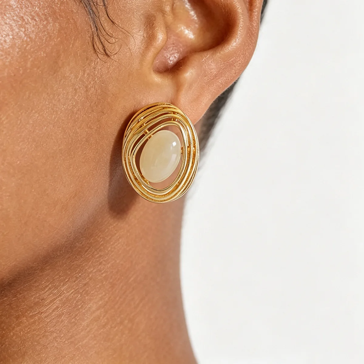 Vintage Fashion Hollow Circle Lines Oval Resin Stud Earrings for Women Irregular Geometric Earings Party Statement Jewelry