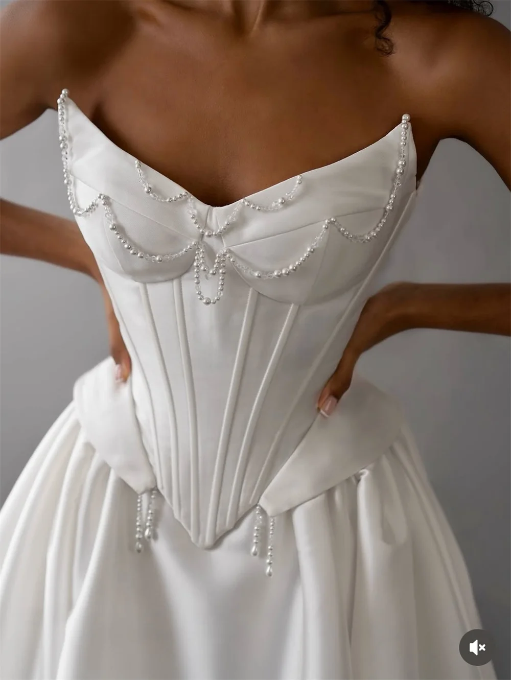 Abiti da sposa senza maniche bianchi personalizzati Tokyo Abiti da sposa eleganti senza spalline con strascico di corte Abiti da sposa a trapezio con lacci sul retro