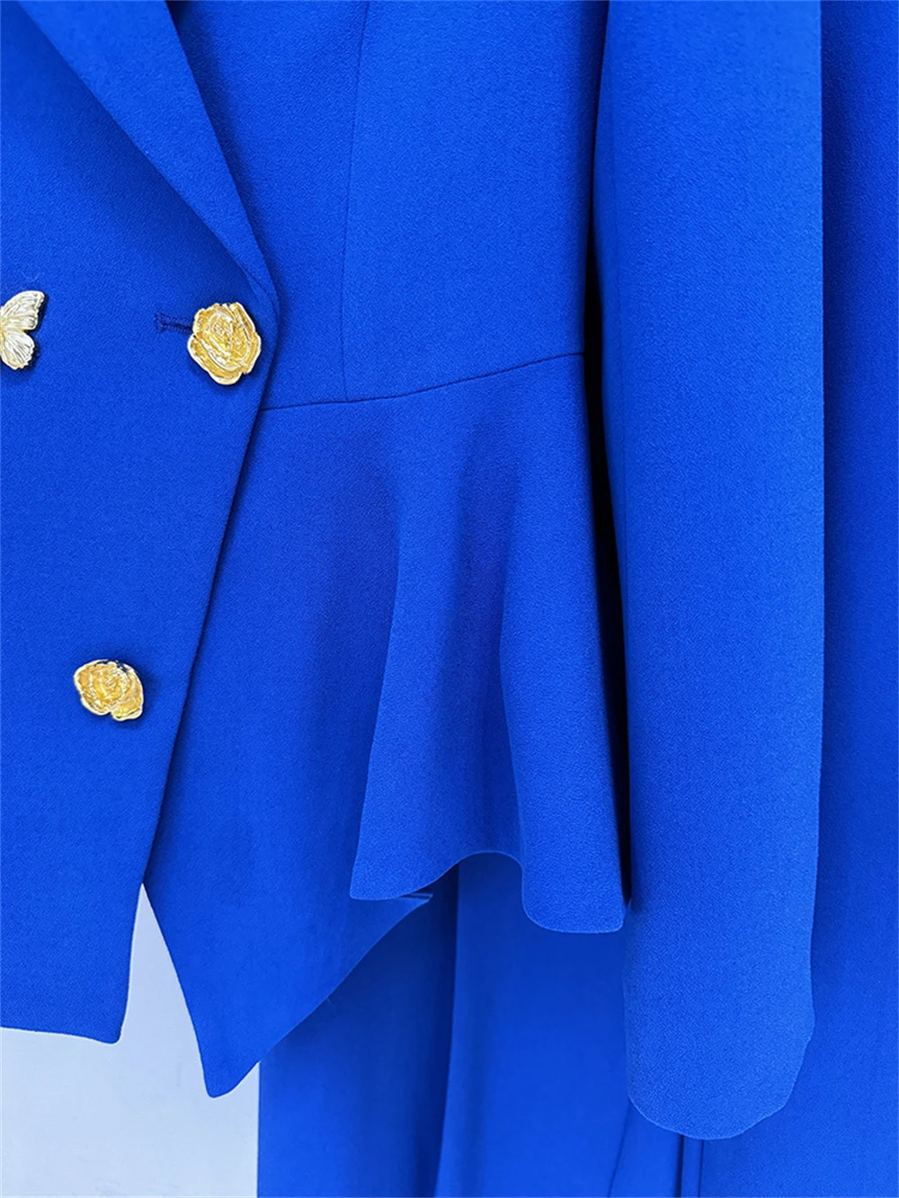 Conjunto de traje azul real con botones de Metal en forma de rosa de mariposa para mujer, pantalón de pierna ancha, chaqueta ajustada, esmoquin