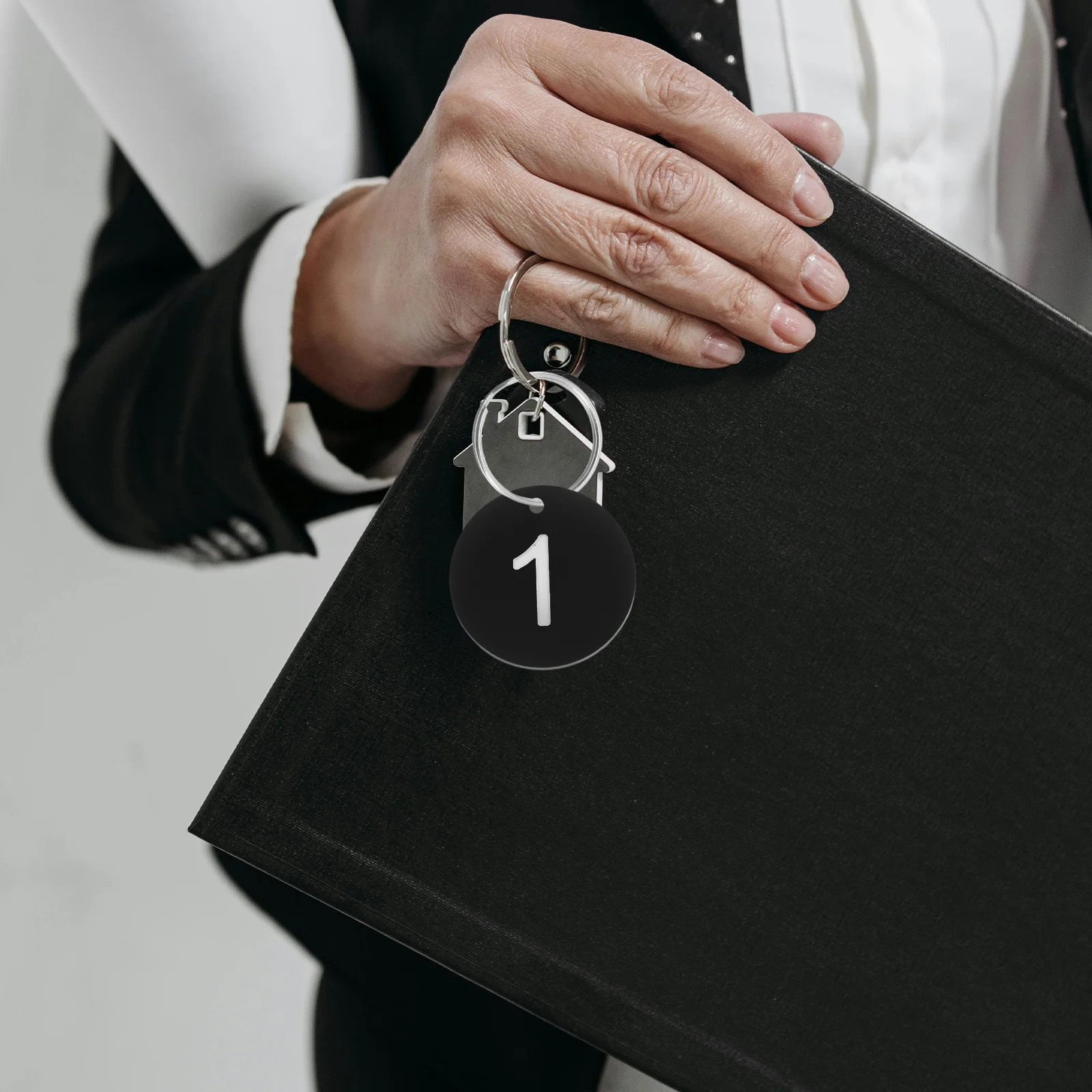 

100Pcs Number Key Tags Plastic Numbered Circles Circular Number Tags for Gym School Office Locker Equipment Identification