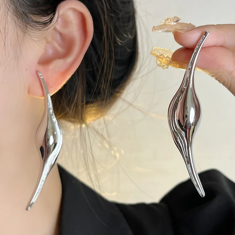 Minimalistische metalen slanke gebogen oorbellen voor vrouwen Europa en Amerika Persoonlijkheid overdreven unieke sieraden Reisaccessoires