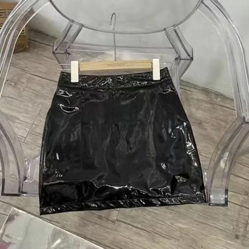 Amerikaanse stijl korte rok in Franse stijl, zilveren rok, lente- en zomerstudenten kunnen modetrend dragen tijdens het winkelen buiten