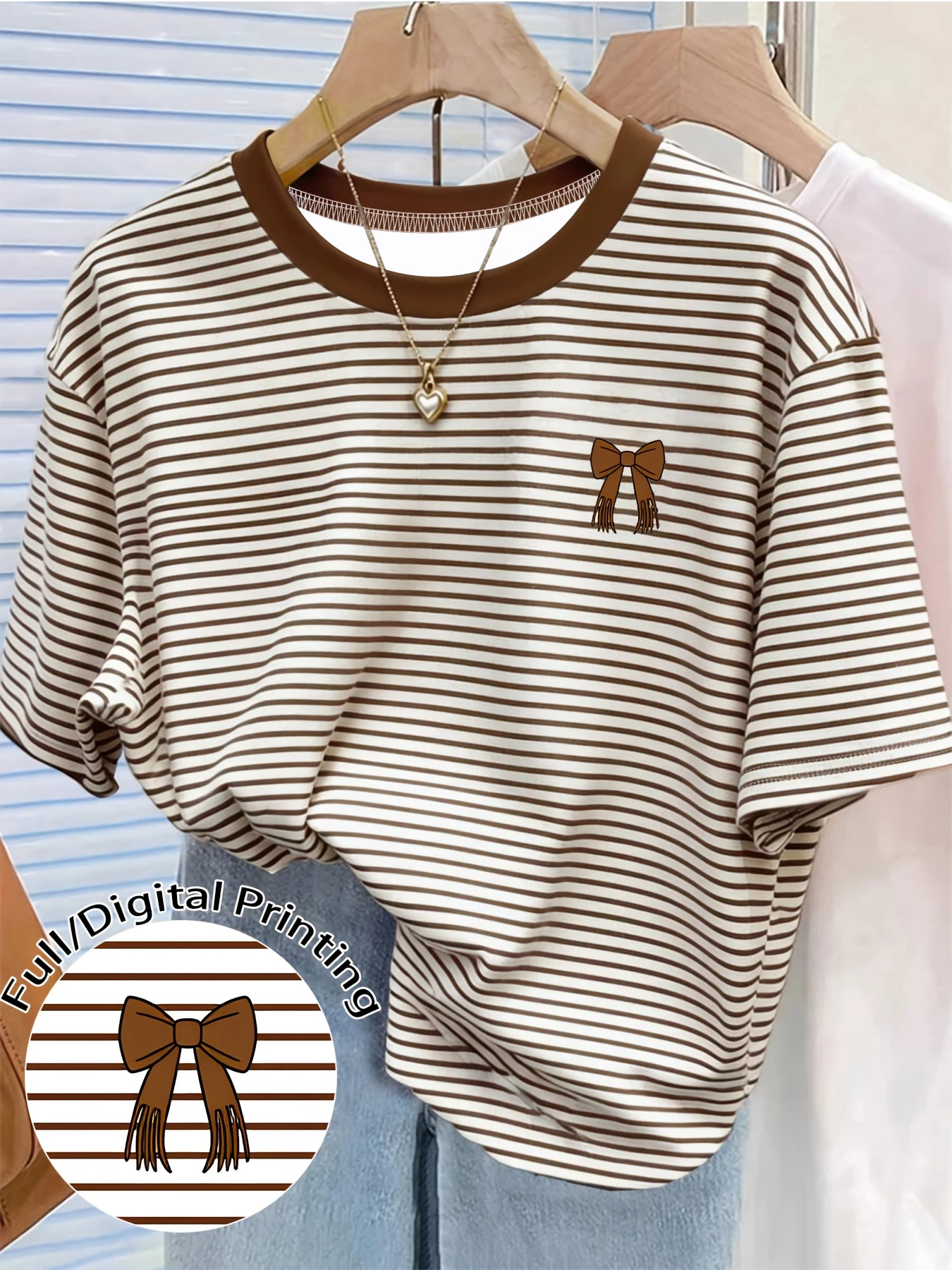 2026 Neues Damen-T-Shirt mit braun-weiß gestreifter Schleife, Rundhalsausschnitt, lockerer Passform, lässiges Oberteil in klassischen Streifen. – Detail 3