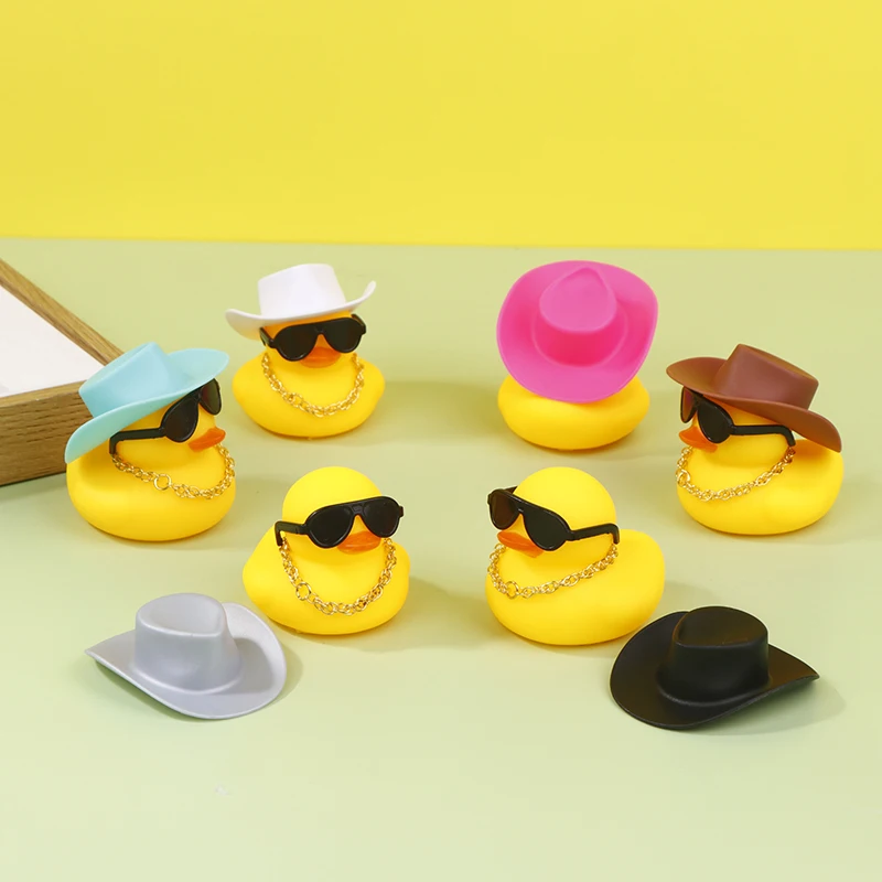 Duck Car Dashboard Decorações, Cool Car Acessórios com Cowboy Hat, colar e óculos de sol, Rubber Duck Ornaments, 1 Conjunto