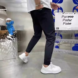 Pantalones informales de seda de hielo para hombres, empalme de pies, bordado de seis bolsillos, elevado, Primavera