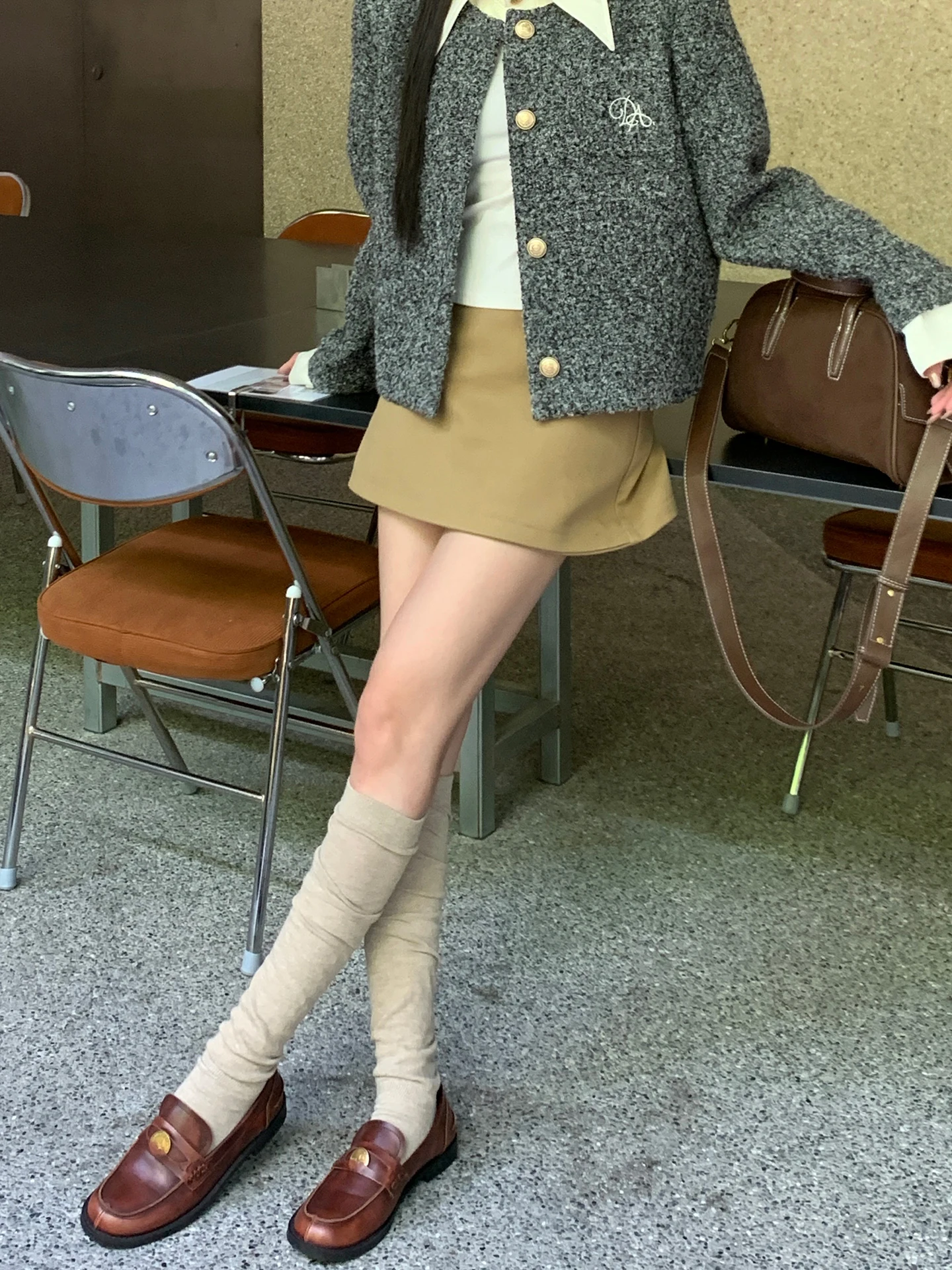 

Юбка-трапеция цвета хаки. Женская модная юбка ранней осени с запахом на талии. Полиэстеровая юбка с низкой талией.