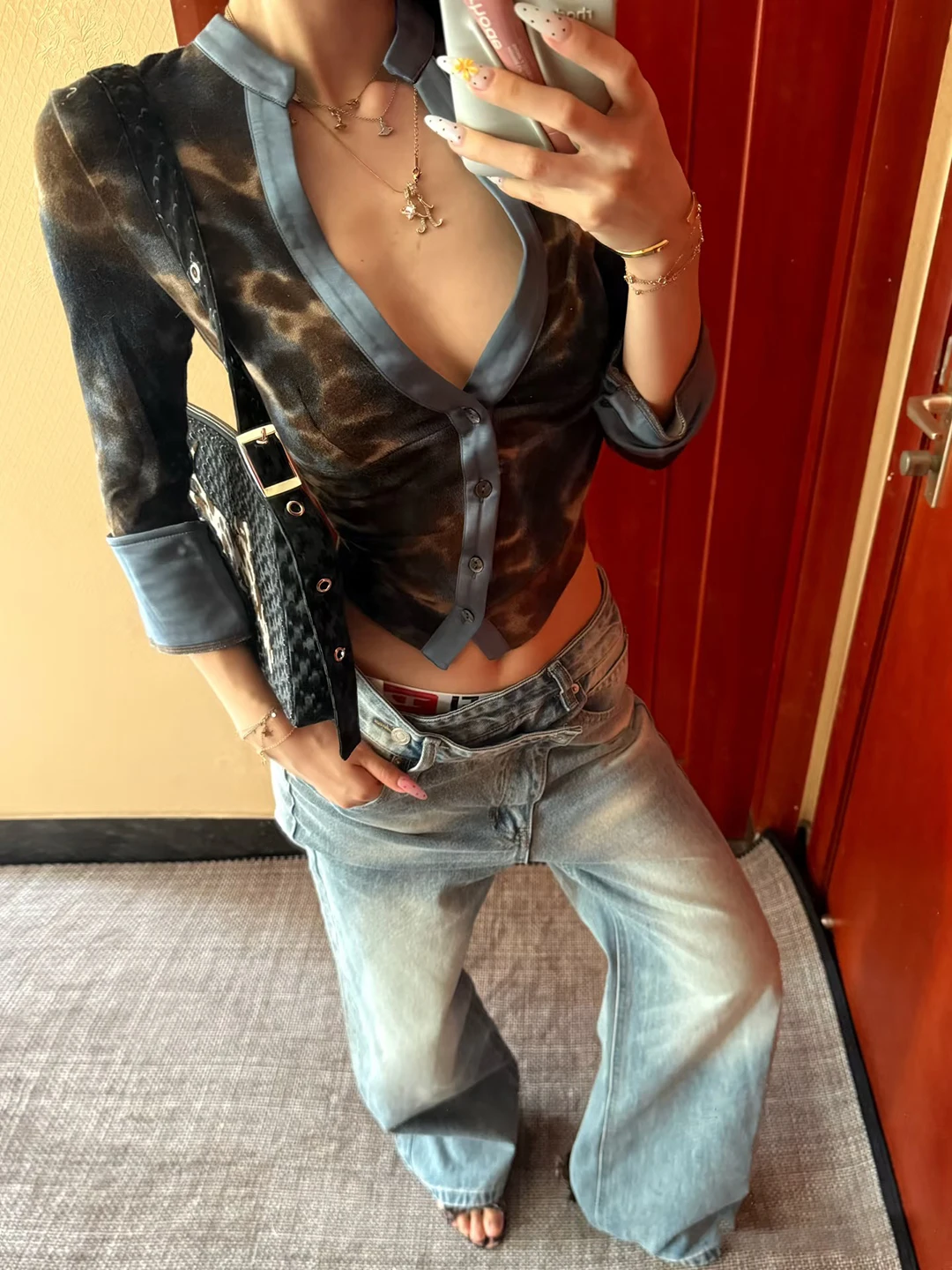 Swetry Bluzy Kardigany Damskie Dzianinowe Wykonane z Rockowego Alternatywnego Materiału z Nitką Lureksową Festiwal Koncert Scena Występ Moda Edgy Casual