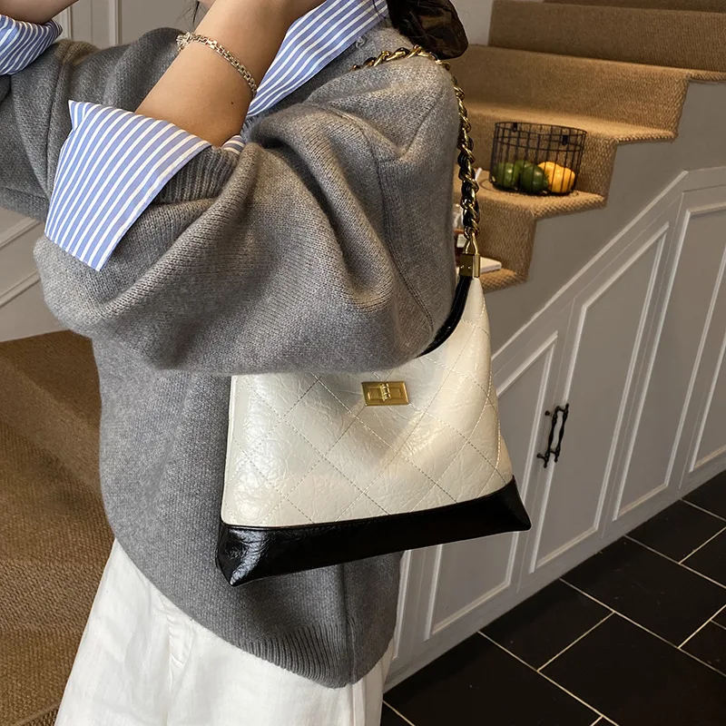 حقيبة تحت الإبط بسلسلة ألماس جديدة على طراز شانيل لعام 2025 - محفظة صغيرة عبر الجسم، تصميم كوري بسيط، خفيفة الوزن وفاخرة