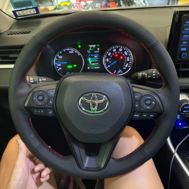 Dostosowanie Ręczne szycie Skórzany pokrowiec na kierownicę z mikrofibry Akcesoria do Toyota RAV4 SUV 2019-2024 Avalon 2019-2022