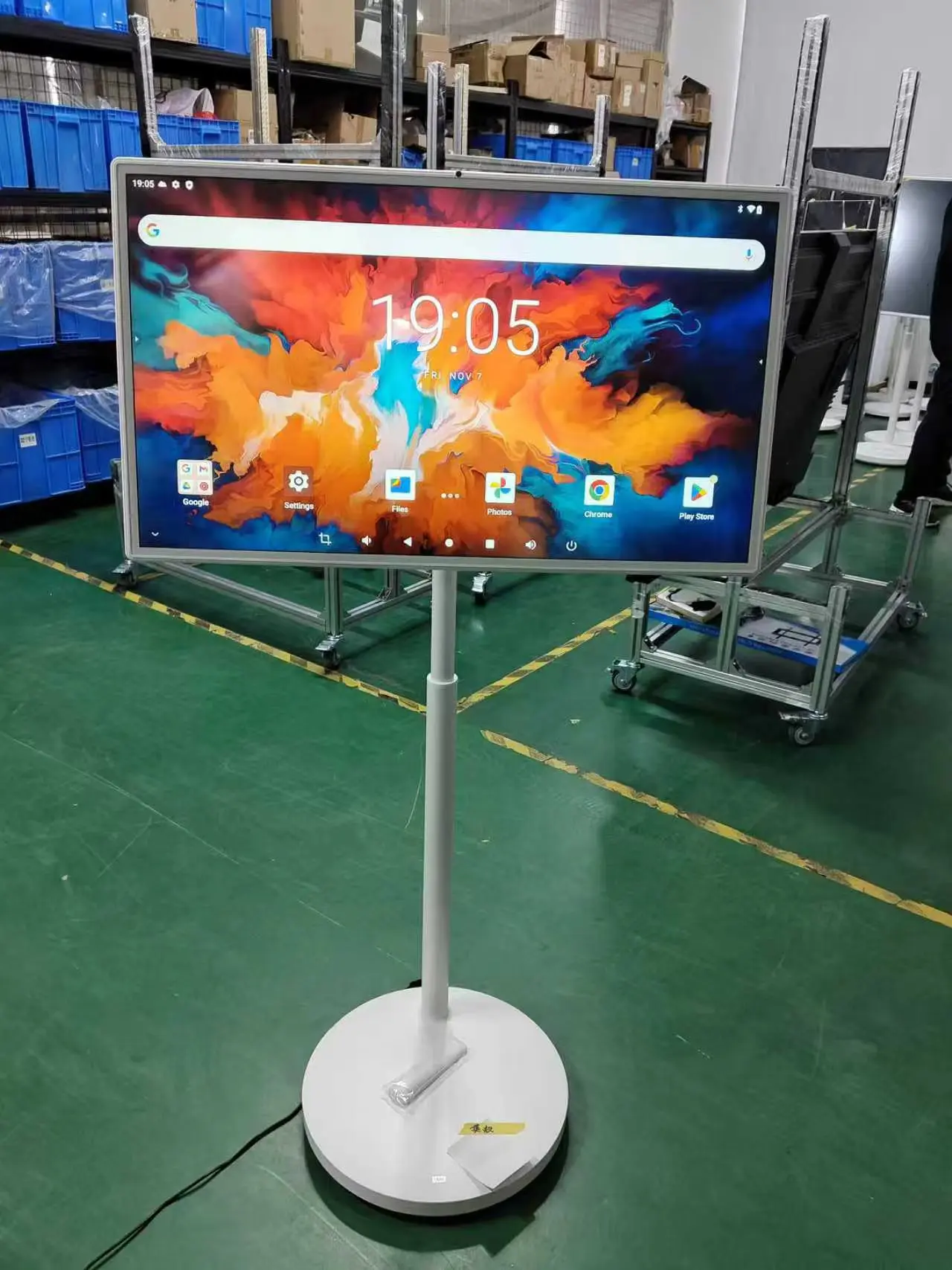 32 Inch Por Smart Tv Full-color Touch Screen on Wheels Interactive Lcd Display for Home/Camping/Office