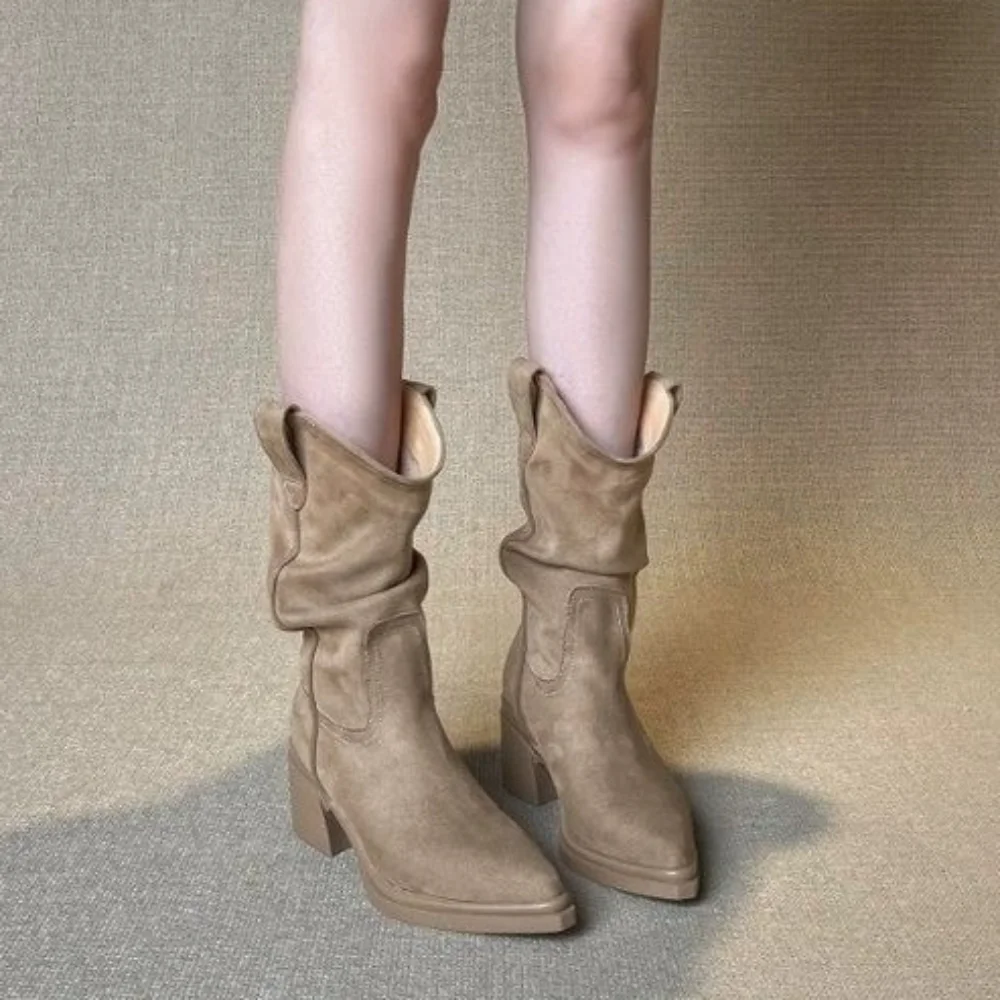 Braune Western-Stiefel mit spitzer Zehenpartie und dickem Absatz für Damen, Slip-On-Stiefel bis zur Mitte der Wade, Damenstiefel mit weitem Bein und plissiertem Flock, Botas Mujer – Detail 3