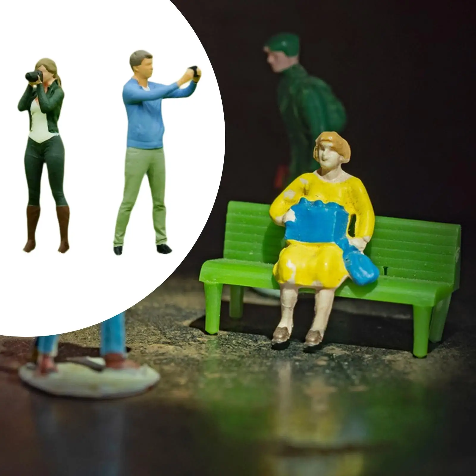 

1/64 Figures Taking Photo Scene Resin Doll for Collections Desktop Ornament Diorama Scenery Micro Landscape Train Railway