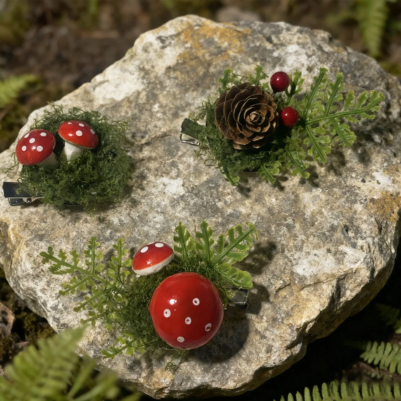 Fermaglio per capelli e spilla Woodland Fairy Pinecone 2 in 1, fermaglio in stile foresta rustica con bacche rosse e foglie verdi