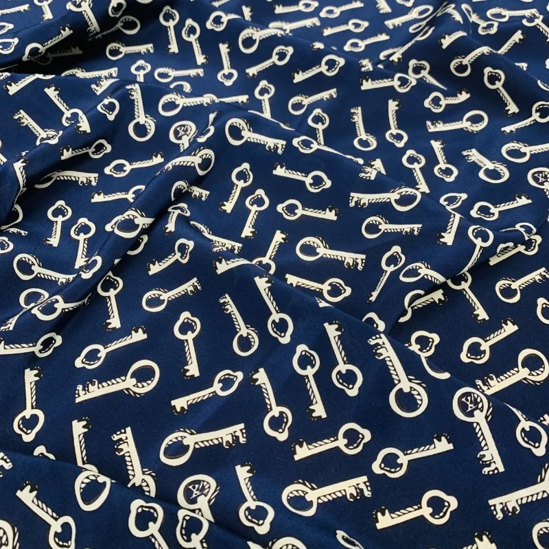 

1 метр, 100% шелк шелковицы, креповая шелковая ткань 16 мамме, темно-синяя с белыми клавишами, с принтом 140 см, ширина 55 дюймов, по дворам JX132