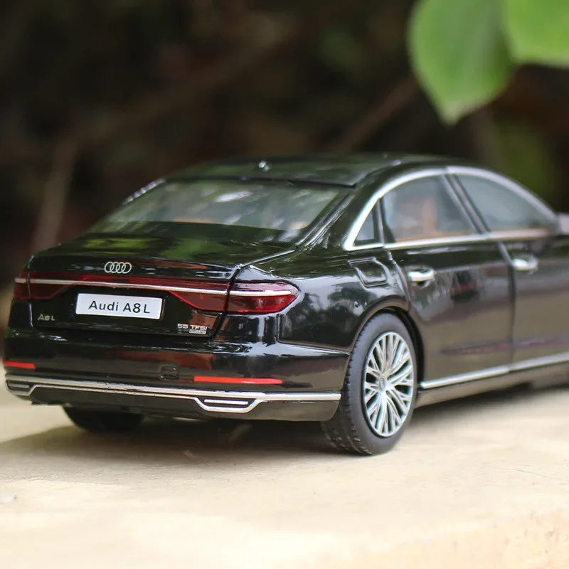 1:32 Audi A8L  Alloy Diecast Toy Vehicles Metal Car Model Shock Absorber Sound Light Collection Car Toys Gift F456