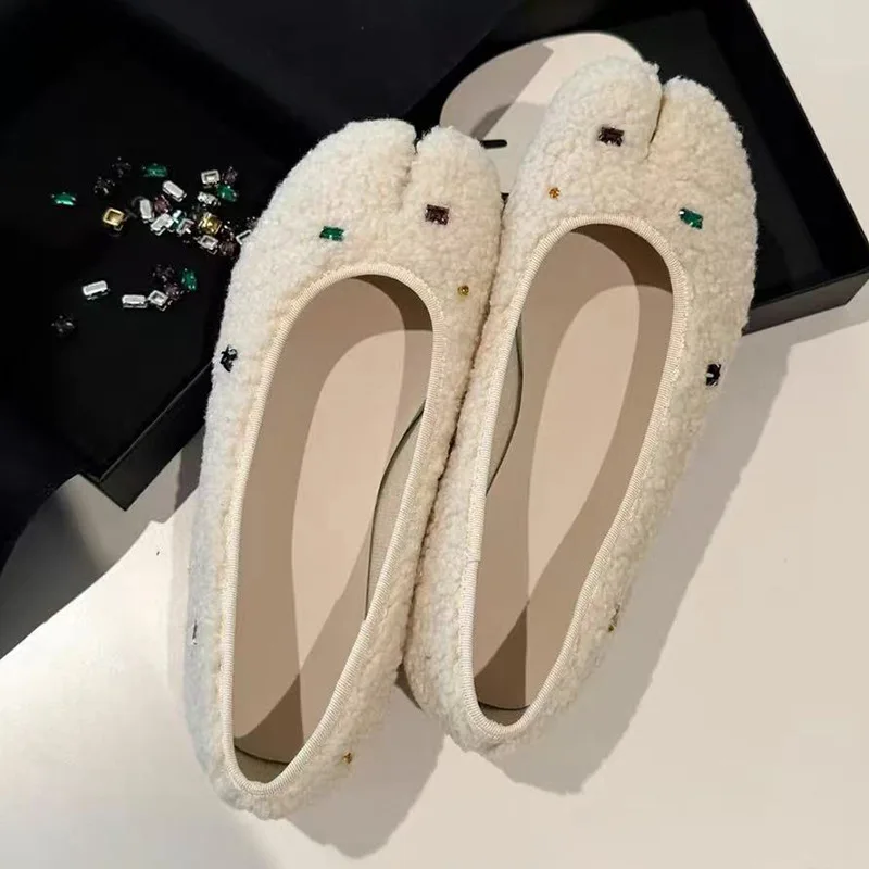 

Women Fluffy Woolen Shallow Mouth Flat Shoes Split Toe Casual Loafers Shoes Outdoor Comfortable Fashionable Women Shoes New