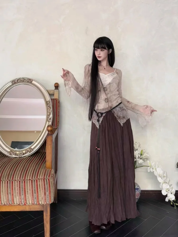 

Коллаборационная коллекция: Новинка! Комплект из плиссированной юбки и кружевного топа с поясом в китайском стиле, окрашенный растительными красителями, вдохновленный дождем. Женский.