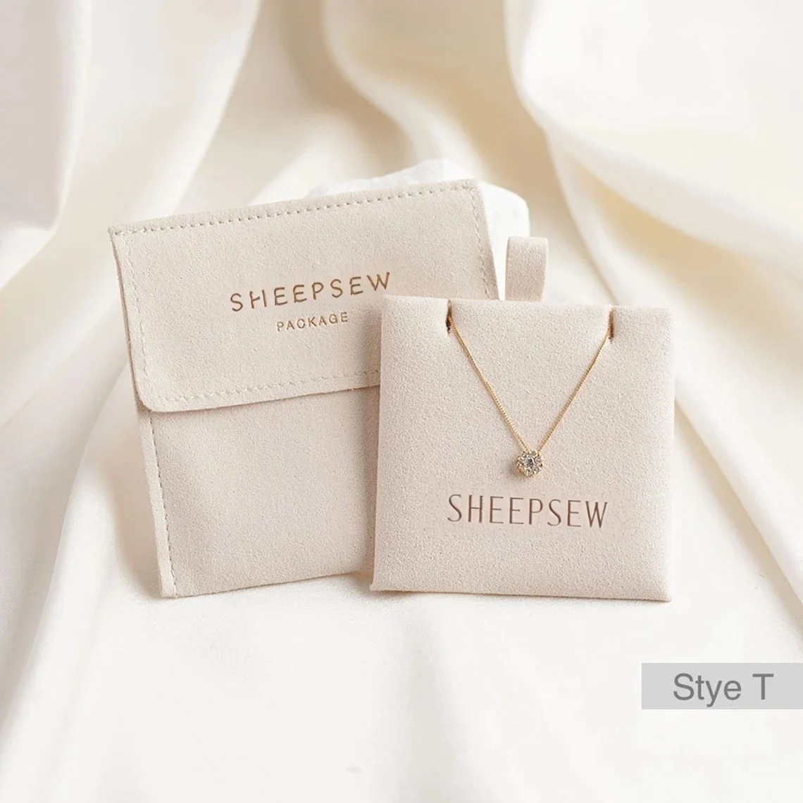 

Custom 8*8cm Microfiber Jewelry Bag With Insert Pad Wholesale Velvet Necklace Earrings Wedding Packaging Storage Pouch With Logo