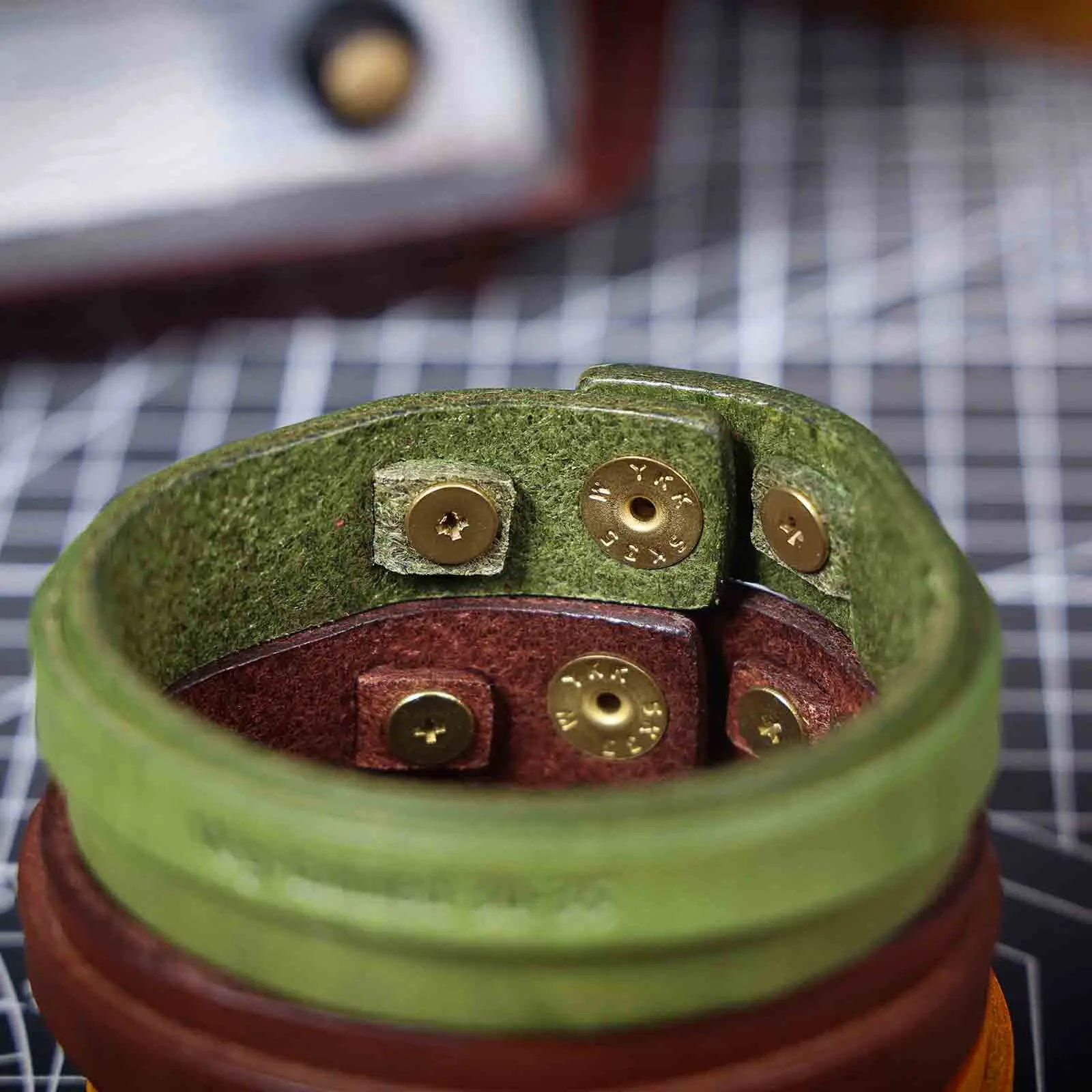 S.WORKER Handgefertigtes Vintage-Armband aus echtem Vollnarbenleder, Vintage-Handgelenkschlaufe für Paare – Detail 10