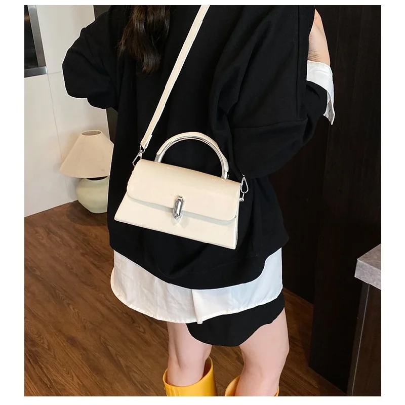 

Fashionable Ladies Hand Bags Made Of Fine Leather Featuring Trendy Paris Vintage Lightweight Soft Daily Look​