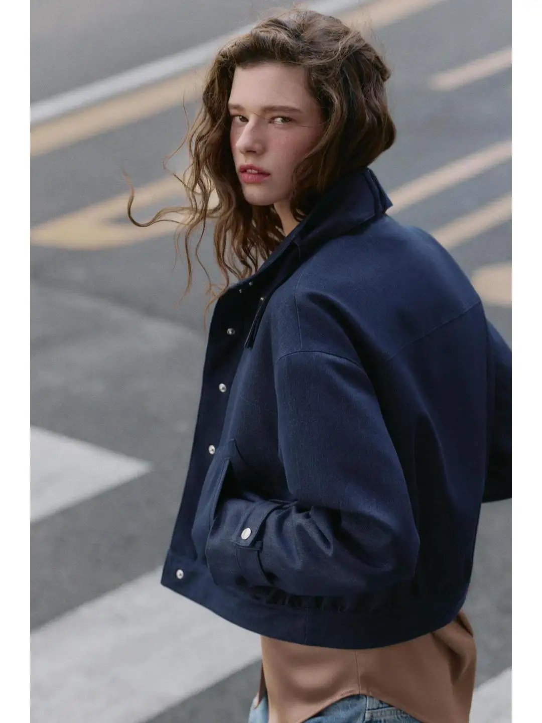 

Осенне-зимняя куртка-пилот ZA25 с потайной застежкой на пуговицах, плиссированным поясом, длинными рукавами, воротником-стойкой, утепленная, укороченная, для мужчин