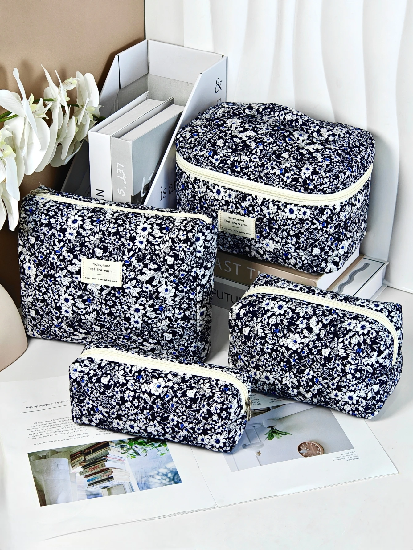 

Black rose pattern cosmetic bag for ladies, portable and foldable travel makeup bag, fashionable and large capacity.