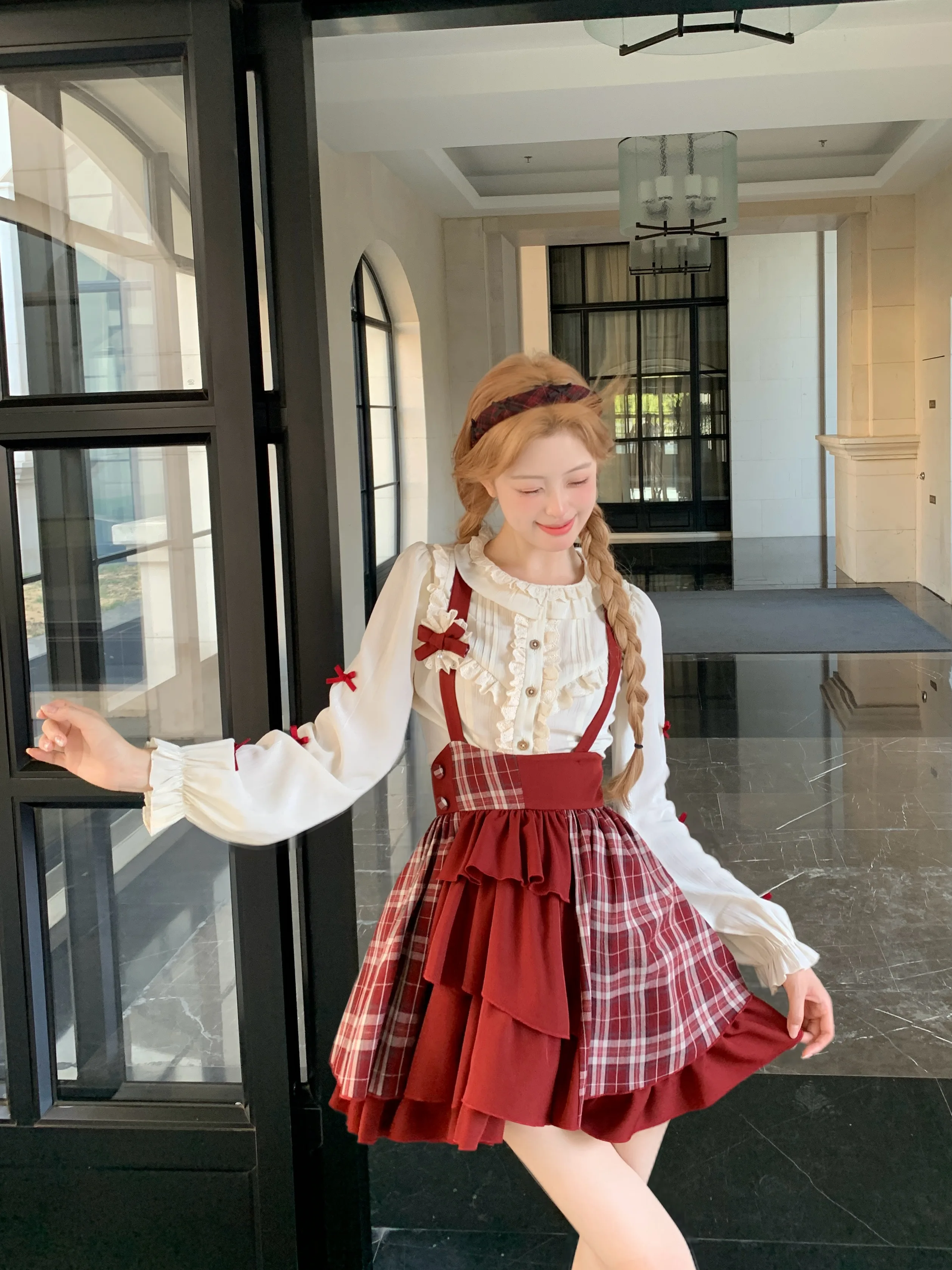 2025 verão novo design high-end vermelho retalhos xadrez estilo universitário multi-camada inchado fino casual diário saia de alça curta