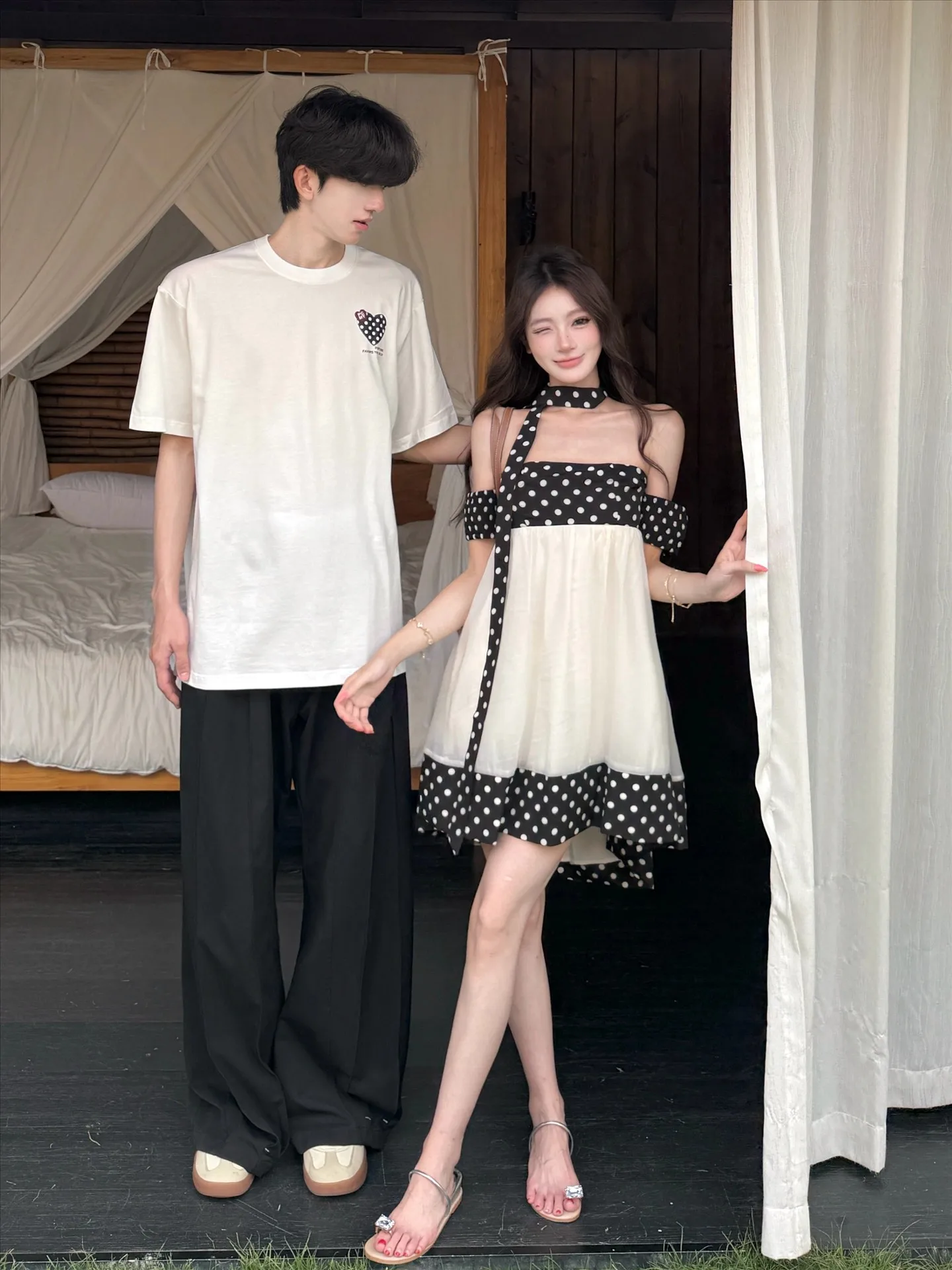 Vestido e Camisa de Verão com Design de Ombro Único e Poás para Casais, Estilo de Férias, Moda de Alto Padrão para Homens e Mulheres