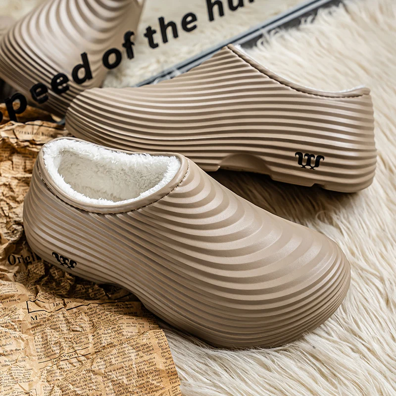 2025 Pantofole in cotone di nuova moda da uomo Scarpe invernali calde in cotone per la casa Scarpe da giardino impermeabili Slip per interni su scarpe concise